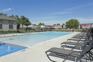Vistas on the Park in Lewisville, TX - Building Photo