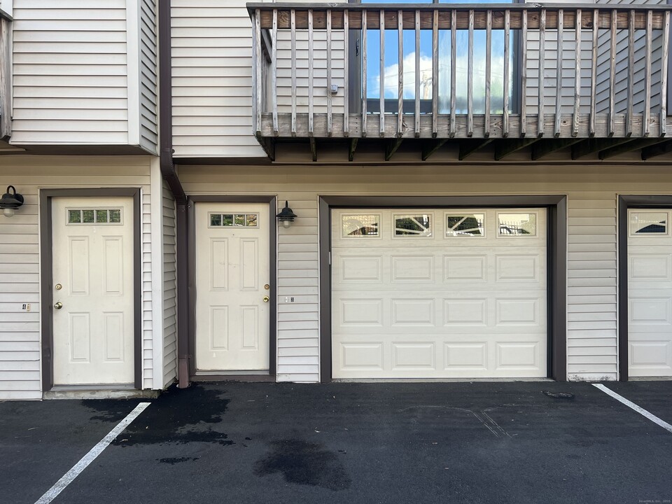 15 Crest St in West Haven, CT - Building Photo