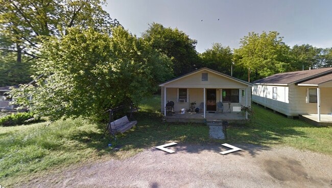 2004 4th Ave S in Columbus, MS - Foto de edificio - Building Photo