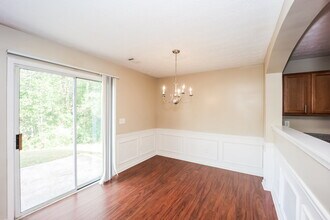 9494 Lakeview Rd in Union City, GA - Building Photo - Building Photo