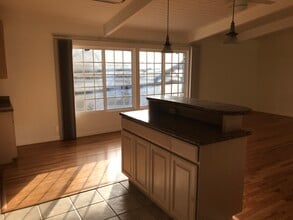 1815 N Beverly Glen Blvd in Los Angeles, CA - Foto de edificio - Building Photo