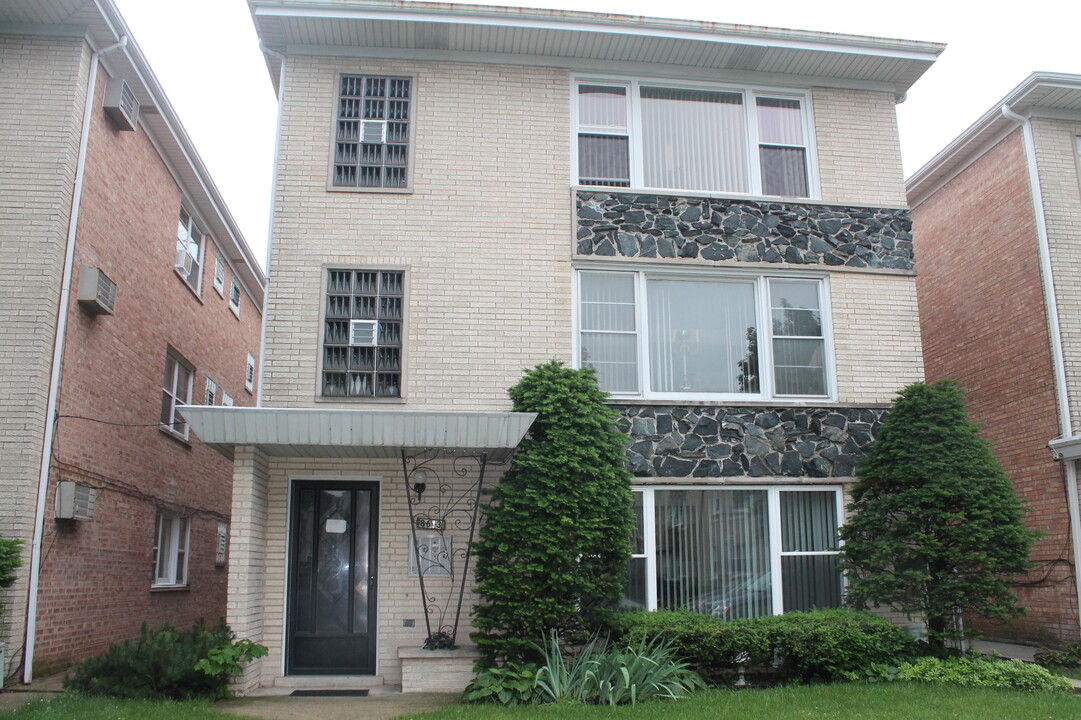 8613 W Summerdale Ave in Chicago, IL - Building Photo