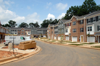 Hollins Station in Halethorpe, MD - Foto de edificio - Building Photo