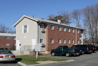 Brookwood at Bay Shore in Bay Shore, NY - Foto de edificio - Building Photo