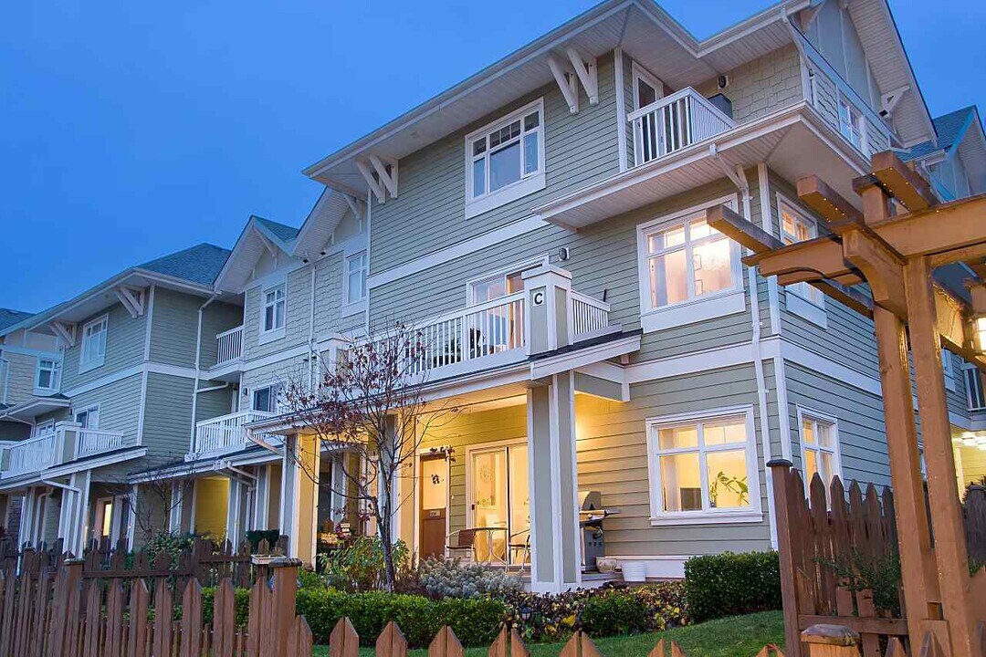 7388 Macpherson Ave in Burnaby, BC - Building Photo