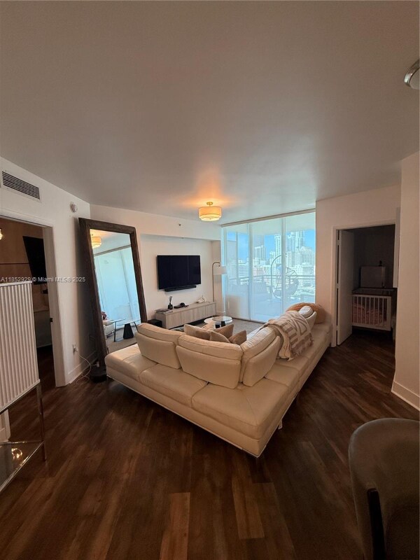 350 S Miami Ave in Miami, FL - Building Photo - Building Photo