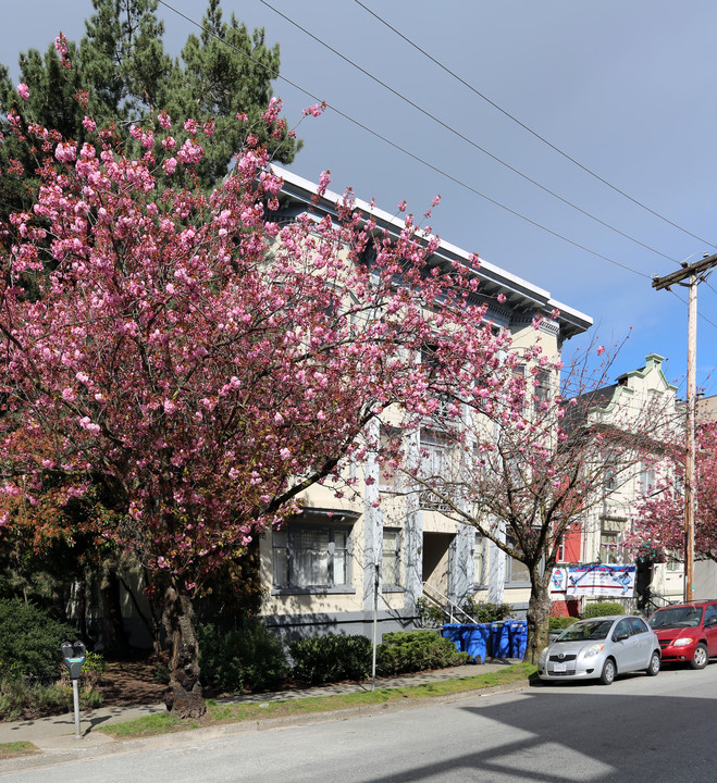 1455 W 8th Ave in Vancouver, BC - Building Photo