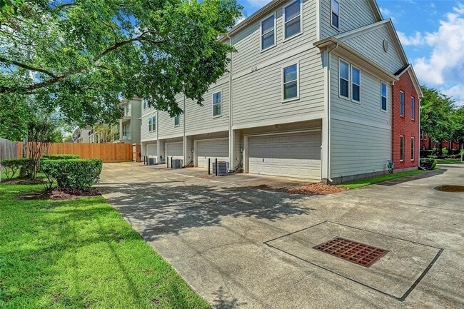 property at 934 E Heights Hollow Ln
