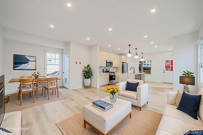 24 Skillman St in Roslyn, NY - Building Photo - Building Photo