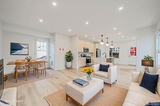 24 Skillman St in Roslyn, NY - Building Photo - Building Photo