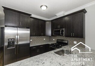 2346 W Grand Ave, Unit 1N in Chicago, IL - Building Photo - Building Photo