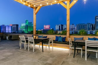 Eden Tower in Reno, NV - Foto de edificio - Building Photo