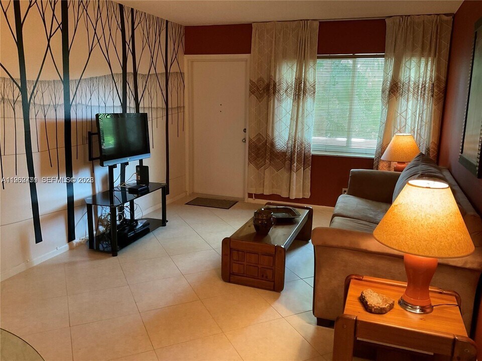 2110 NE 39th St in Fort Lauderdale, FL - Building Photo