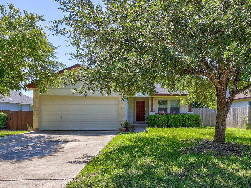 148 Sapphire Lake Dr in Kyle, TX - Building Photo