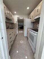 6650 Royal Palm Blvd in Margate, FL - Building Photo