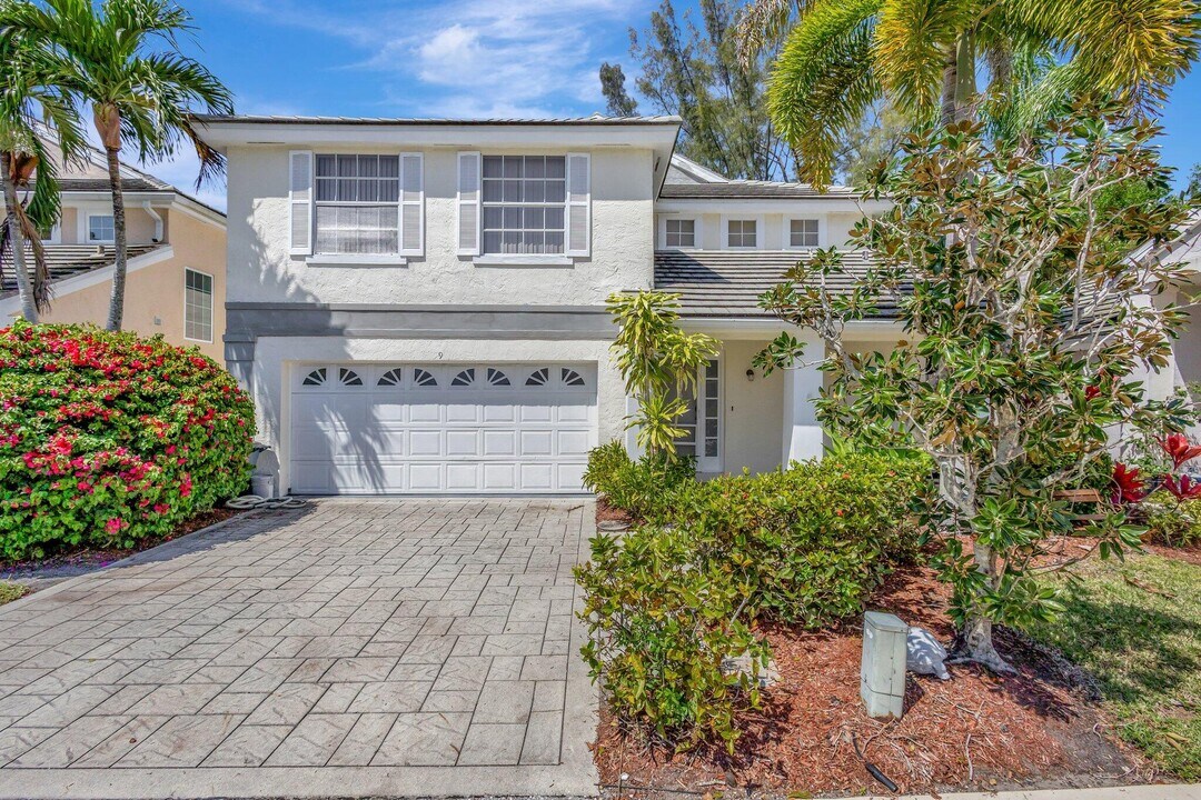 9 Admirals Ct in Palm Beach Gardens, FL - Building Photo