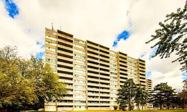 390 Dawes Road in Toronto, ON - Building Photo - Building Photo