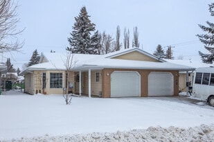 220 First Av in Strathmore, AB - Building Photo