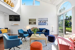 469 Sherman Ave in Los Angeles, CA - Building Photo