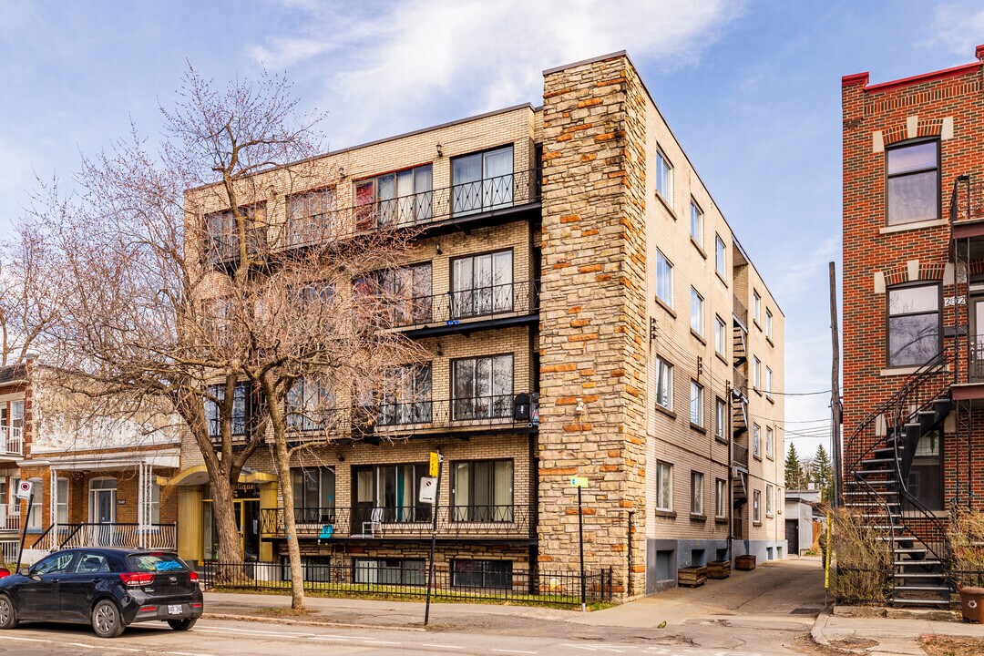 Apts St.Zotique in Montréal, QC - Building Photo