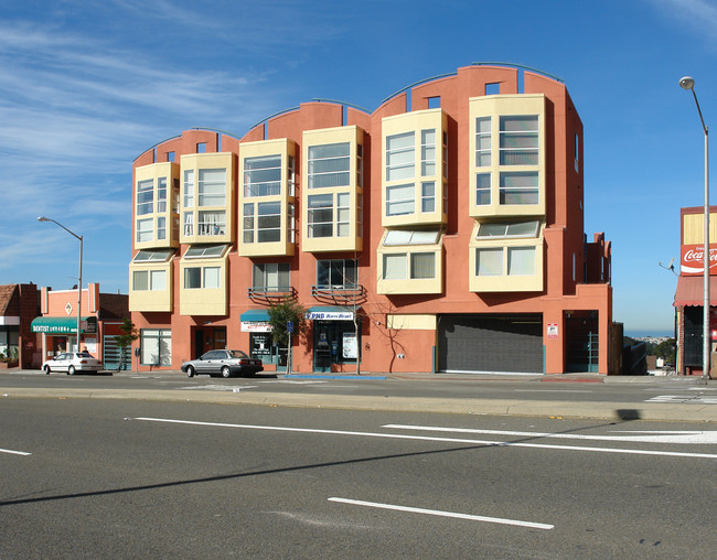 Vista Grande Apartments in Daly City, CA - Foto de edificio - Building Photo