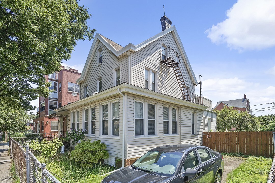 8739 19th Ave in Brooklyn, NY - Foto de edificio
