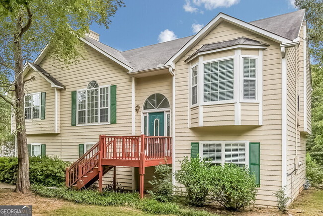 property at 3905 Saddlecreek Dr