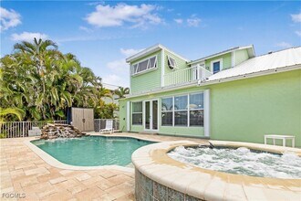 2372 Baybreeze St in Saint James City, FL - Foto de edificio - Building Photo