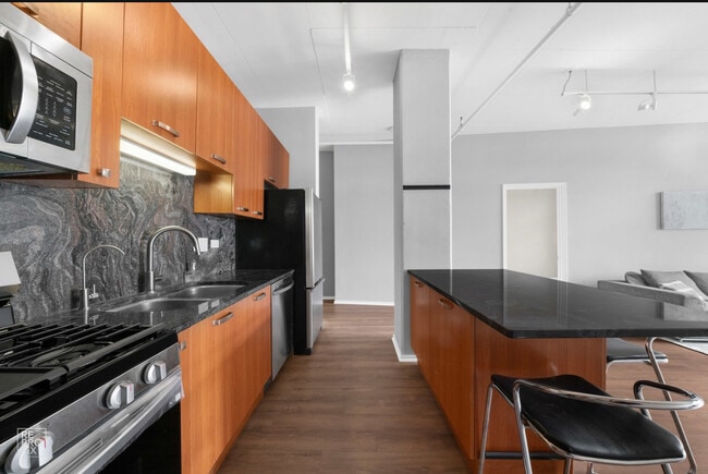 property at 212 E Cullerton St