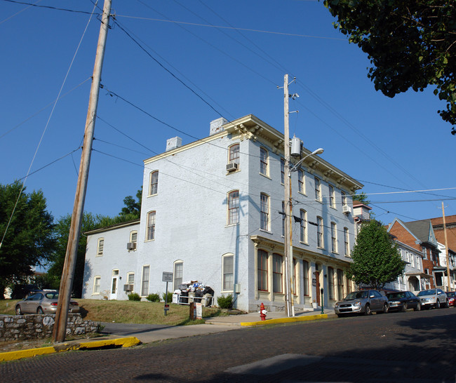 224 E Martin St in Martinsburg, WV - Foto de edificio - Building Photo