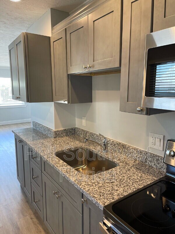 6367 Gateway Ave in Sarasota, FL - Building Photo - Building Photo