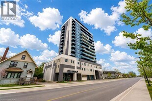 904 King St N in Waterloo, ON - Building Photo