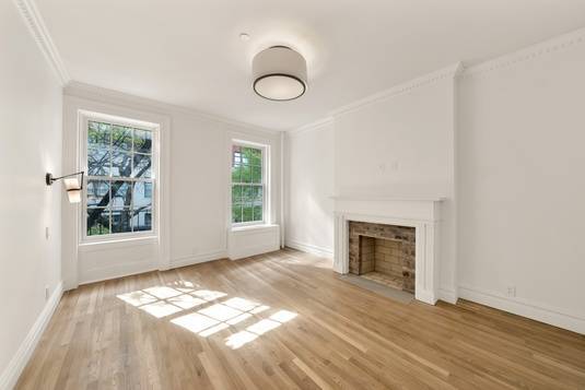 422 Hudson St in New York, NY - Building Photo - Building Photo