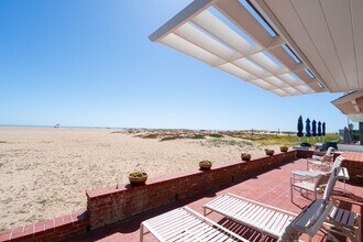 2124 E Oceanfront in Newport Beach, CA - Building Photo - Building Photo