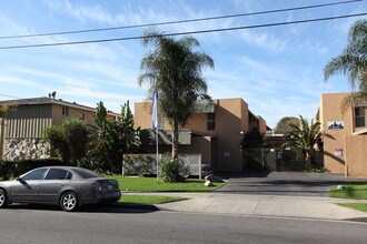 7351 Variel Ave in Canoga Park, CA - Building Photo - Building Photo