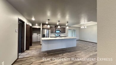 Modern 3-Bedroom Home with Convenience & S in Harrisburg, SD - Foto de edificio - Building Photo