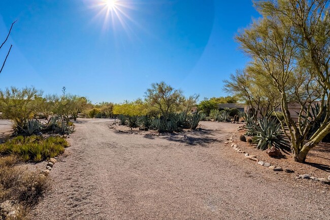 5723 N Camino Del Conde in Tucson, AZ - Foto de edificio - Building Photo