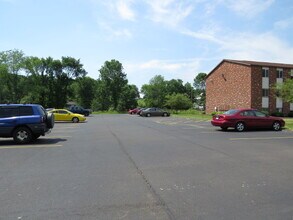 5240 Emil Ave SW, Unit 105 in Navarre, OH - Foto de edificio - Building Photo