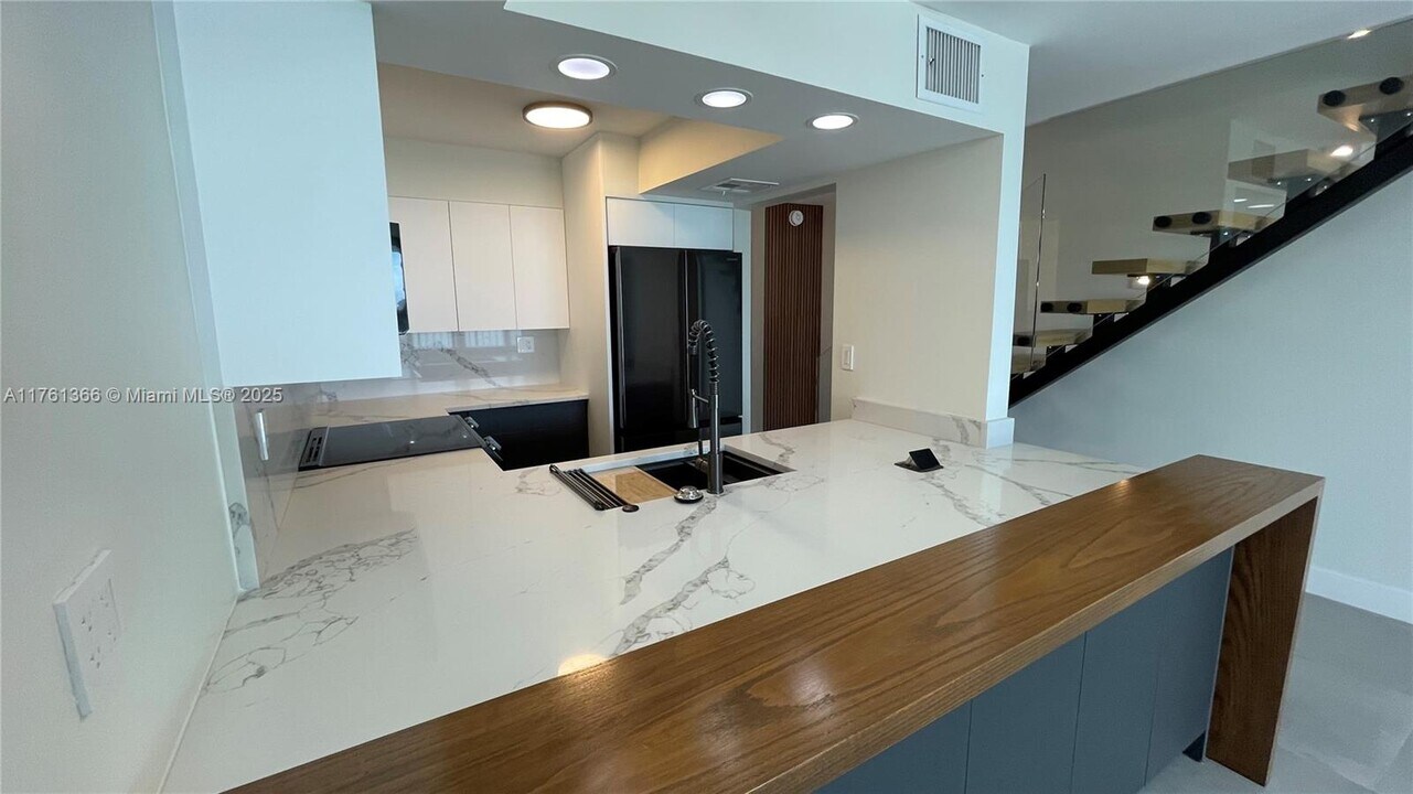 7899 NE Bayshore Ct in Miami, FL - Building Photo