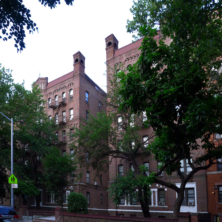 Parkway Court in Brooklyn, NY - Building Photo