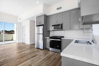 3308 Mentone Ave in Los Angeles, CA - Building Photo - Building Photo