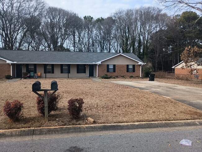 415 Santa Fe Trl in Ellenwood, GA - Building Photo - Building Photo