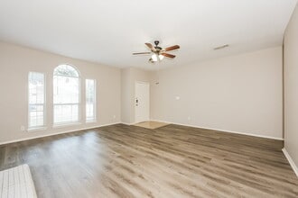 2321 Wildwood Ln in Denton, TX - Building Photo - Building Photo
