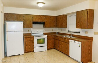 232 Cicero St NW in Port Charlotte, FL - Foto de edificio - Building Photo