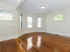136 Huron Ave in Cambridge, MA - Foto de edificio - Building Photo