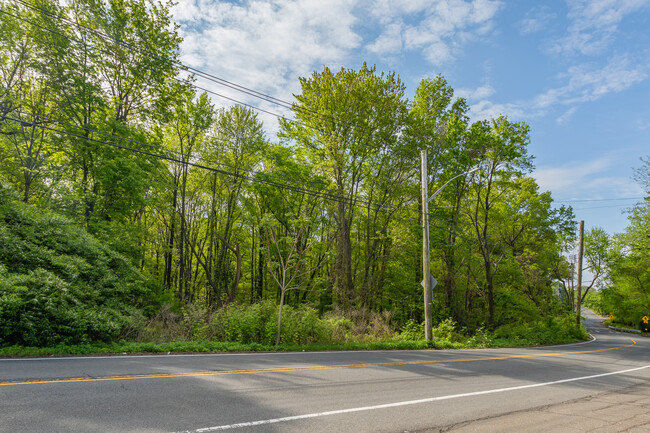 1221 Forest Hill Rd in Staten Island, NY - Building Photo - Building Photo