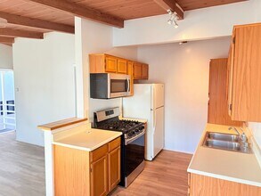 121 24th Pl in Manhattan Beach, CA - Building Photo - Building Photo