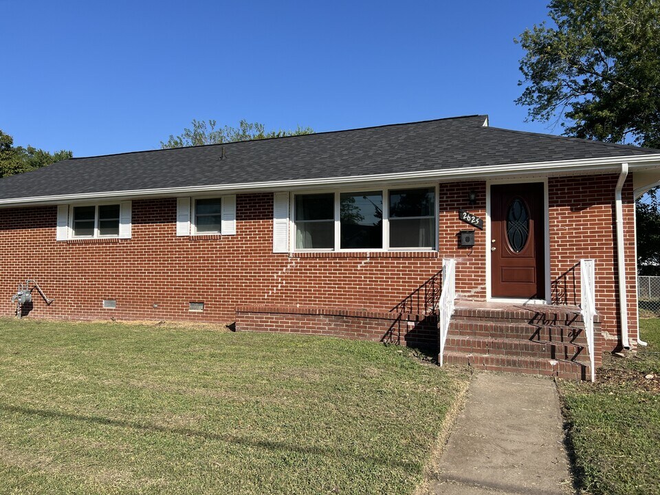 2625 Victoria Blvd in Hampton, VA - Building Photo