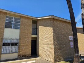 5302 Springfield Ave in Laredo, TX - Building Photo