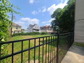 73 Green Hill Pkwy in Worcester, MA - Foto de edificio - Building Photo